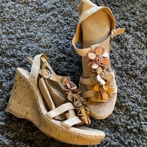 Wedge sandals with floral detail